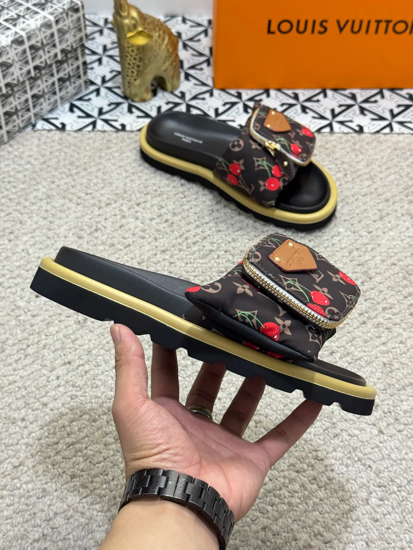 Men's shoes 💰400 [New style] 🦇🦇Top original order [Louis Vuitton] Couple style 👫Spring and summer style🎯🎯As an active family in the fashion industry ⭐ Lv is characterized by bold innovation ⚡Fabric down cloth🔥 Combined outsole, clean and tidy ⚡Fashionable and generous🌹Multiple colors available..Size: 36-44 (45 customized